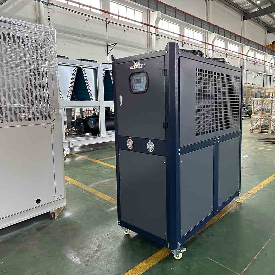 R410A冷媒風(fēng)冷式工業(yè)冷水機的優(yōu)點